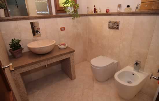Lavorazione bagni e docce in marmo